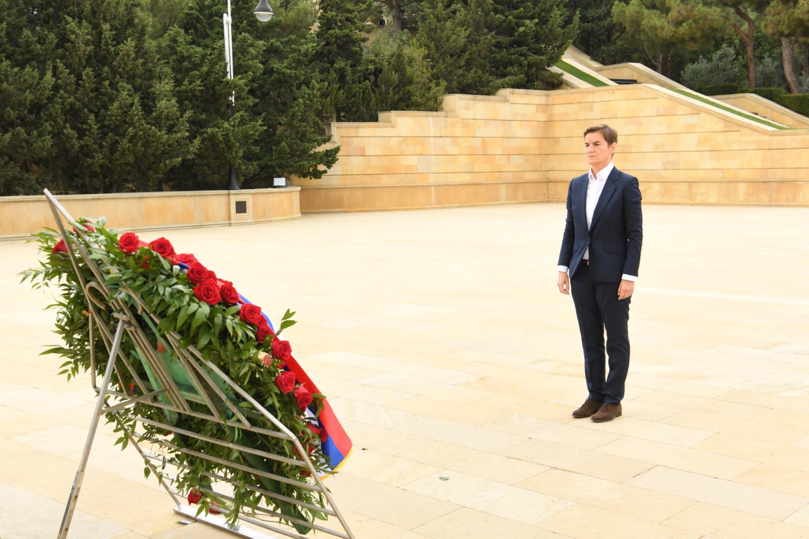 Serbian Parliament Speaker visits Azerbaijan’s Alley of Honor and Martyrs’ Lane (PHOTO)