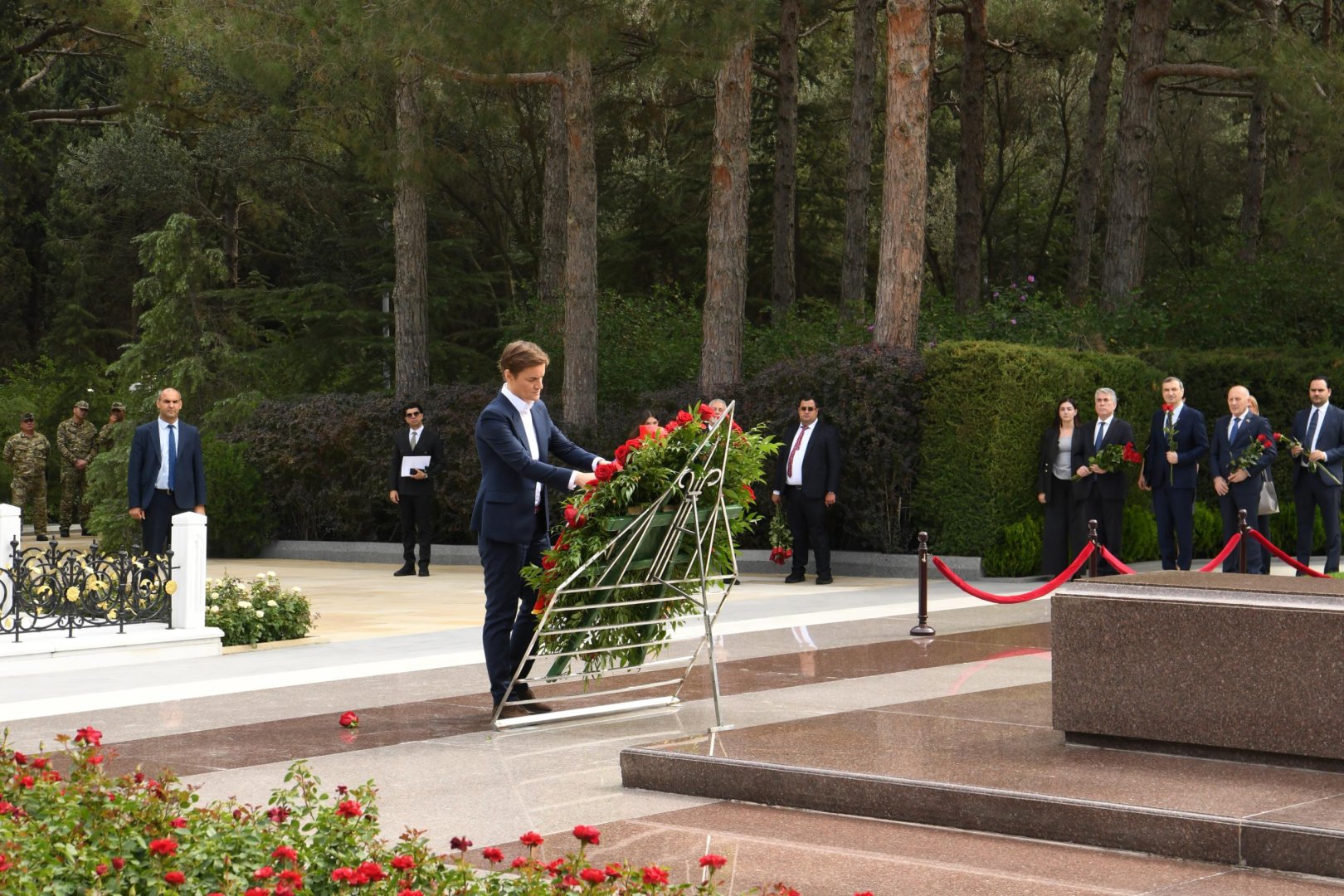 Serbian Parliament Speaker visits Azerbaijan’s Alley of Honor and Martyrs’ Lane (PHOTO)