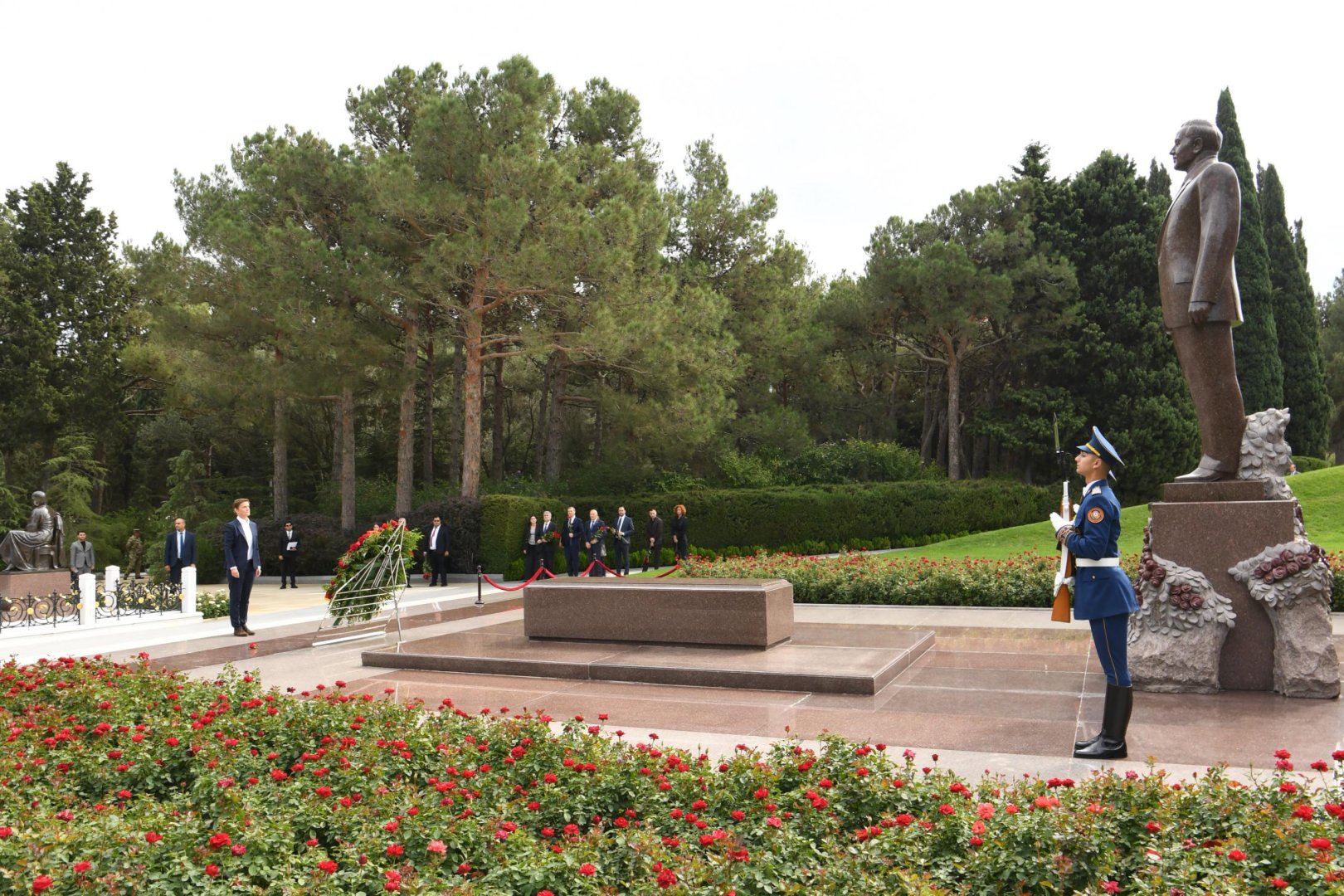 Serbian Parliament Speaker visits Azerbaijan’s Alley of Honor and Martyrs’ Lane (PHOTO)