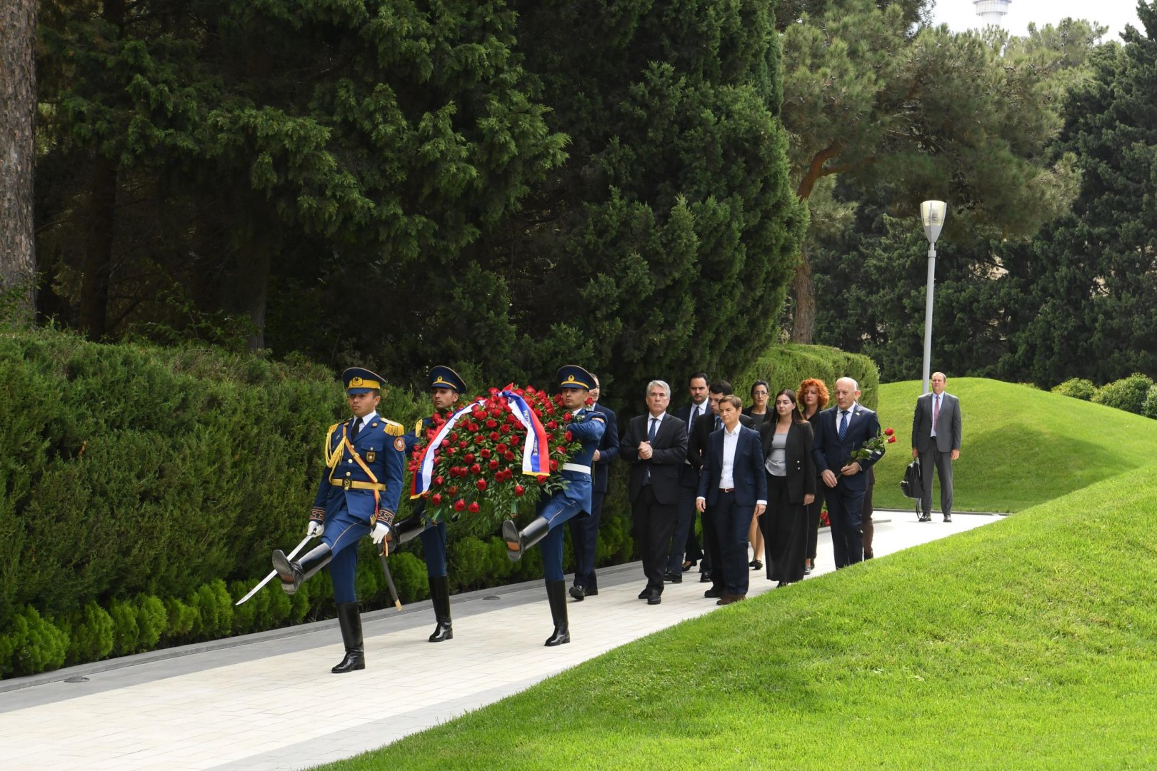 Serbian Parliament Speaker visits Azerbaijan’s Alley of Honor and Martyrs’ Lane (PHOTO)