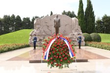 Serbian Parliament Speaker visits Azerbaijan’s Alley of Honor and Martyrs’ Lane (PHOTO)