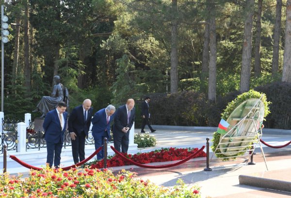 Chilean MPs visit tomb of National Leader Heydar Aliyev and Alley of Martyrs (PHOTO)