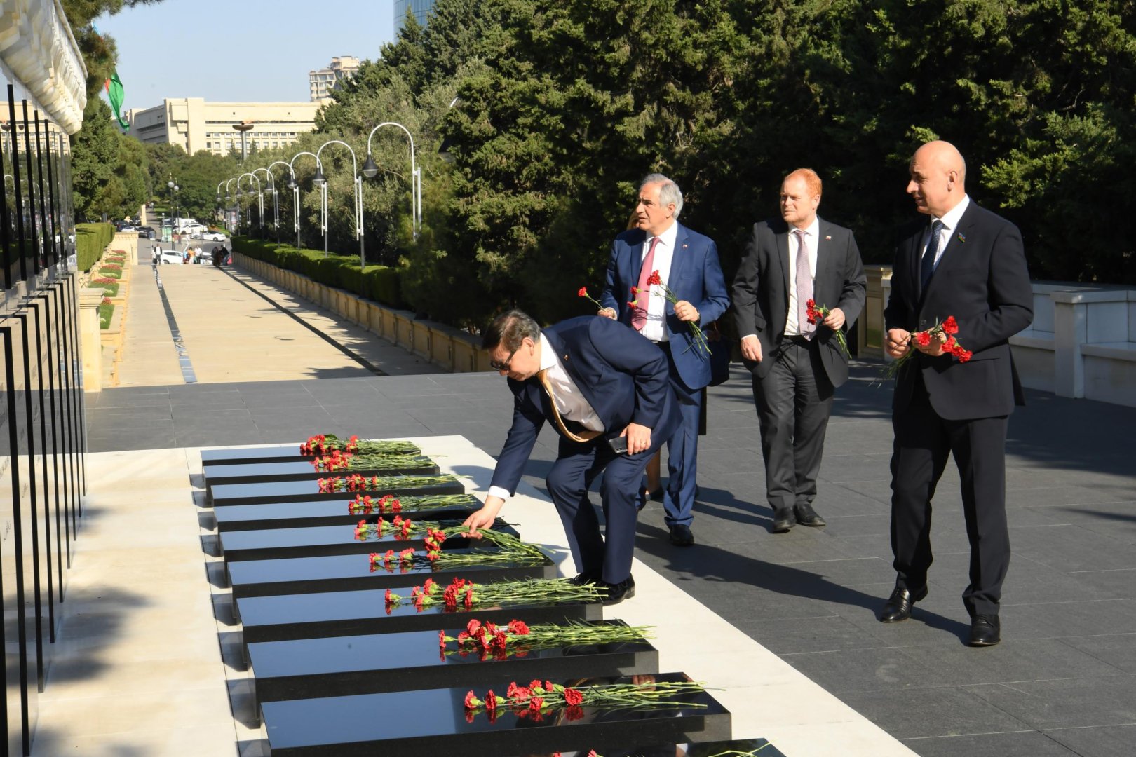 Chilean MPs visit tomb of National Leader Heydar Aliyev and Alley of Martyrs (PHOTO)