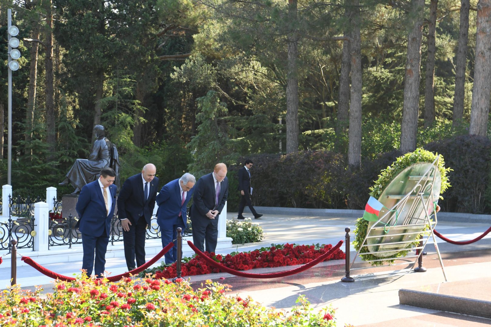 Chilean MPs visit tomb of National Leader Heydar Aliyev and Alley of Martyrs (PHOTO)