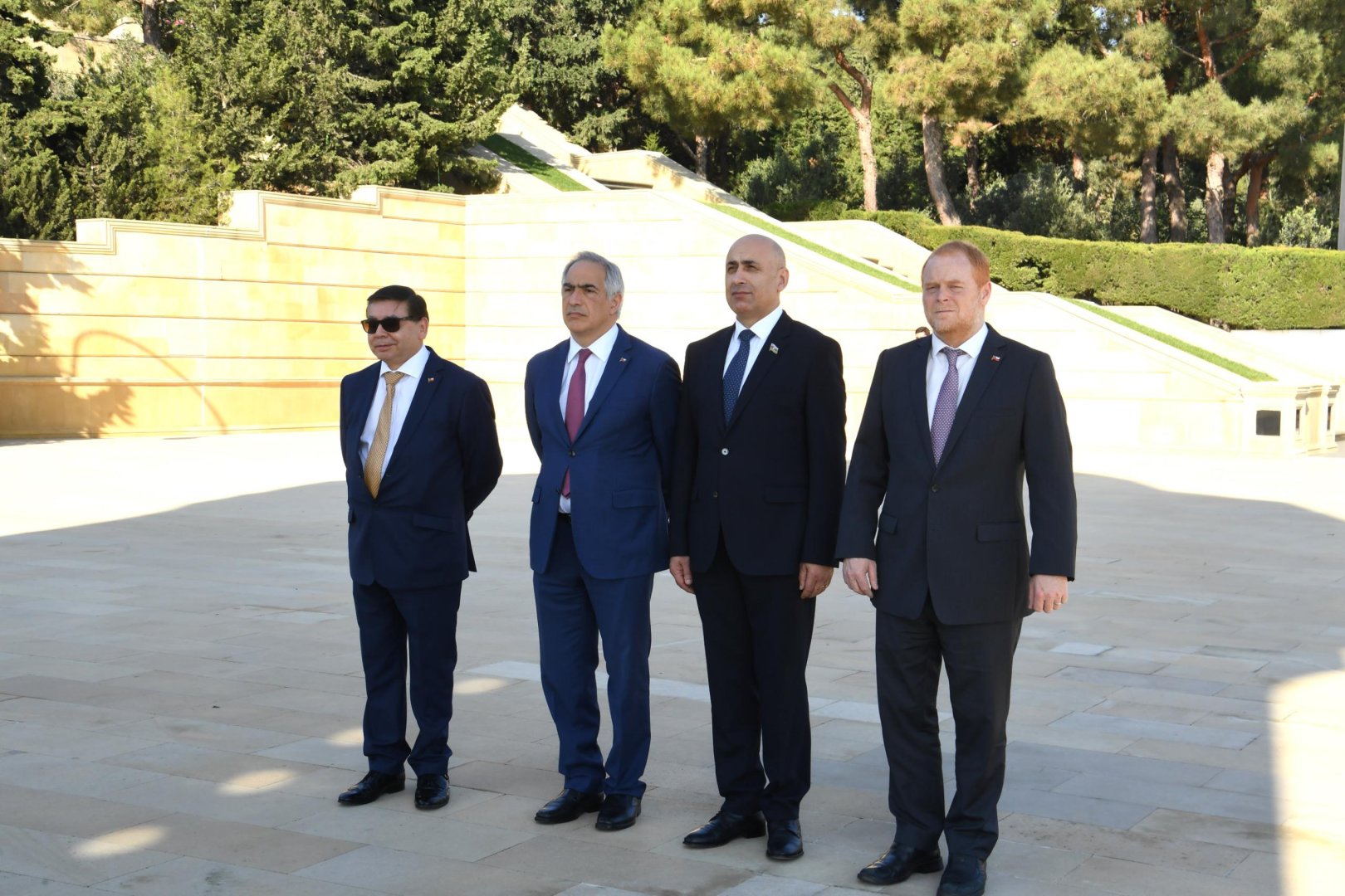 Chilean MPs visit tomb of National Leader Heydar Aliyev and Alley of Martyrs (PHOTO)