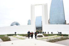 Azerbaijani top officials pay tribute at Victory Park Memorial on Remembrance Day (PHOTO)