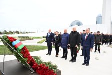 Azerbaijani top officials pay tribute at Victory Park Memorial on Remembrance Day (PHOTO)