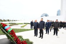 Azerbaijani top officials pay tribute at Victory Park Memorial on Remembrance Day (PHOTO)