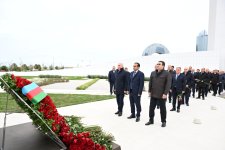 Azerbaijani top officials pay tribute at Victory Park Memorial on Remembrance Day (PHOTO)