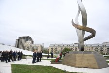 Azerbaijani top officials pay tribute at Victory Park Memorial on Remembrance Day (PHOTO)