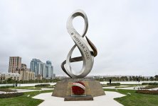 Azerbaijani top officials pay tribute at Victory Park Memorial on Remembrance Day (PHOTO)