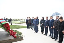 Azerbaijani top officials pay tribute at Victory Park Memorial on Remembrance Day (PHOTO/VIDEO)