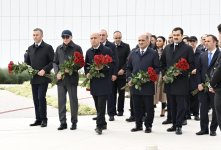 Azerbaijani top officials pay tribute at Victory Park Memorial on Remembrance Day (PHOTO/VIDEO)