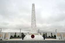 Azerbaijan Ministry of Defense staff honors memory of martyrs (PHOTO)
