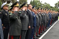 Azerbaijan Ministry of Defense staff honors memory of martyrs (PHOTO)