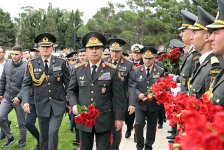 Azerbaijan Ministry of Defense staff honors memory of martyrs (PHOTO)