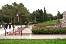 Azerbaijan Ministry of Defense staff honors memory of martyrs (PHOTO)