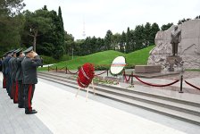 Azerbaijan Ministry of Defense staff honors memory of martyrs (PHOTO)