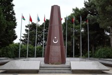 Azerbaijan Ministry of Defense staff honors memory of martyrs (PHOTO)