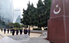 Azerbaijan Ministry of Defense staff honors memory of martyrs (PHOTO)