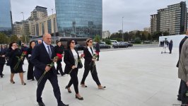 Azerbaijani top officials pay tribute at Victory Park Memorial on Remembrance Day (PHOTO)