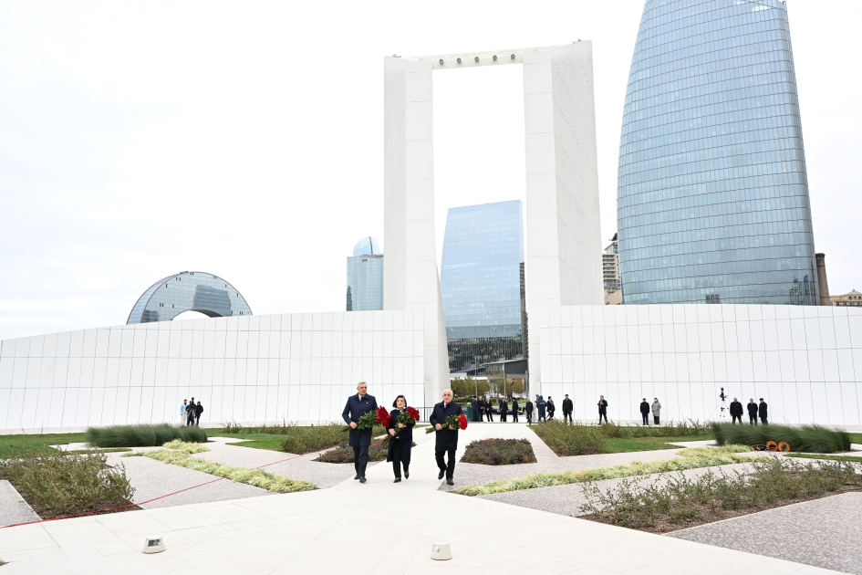 Azerbaijani top officials pay tribute at Victory Park Memorial on Remembrance Day (PHOTO)