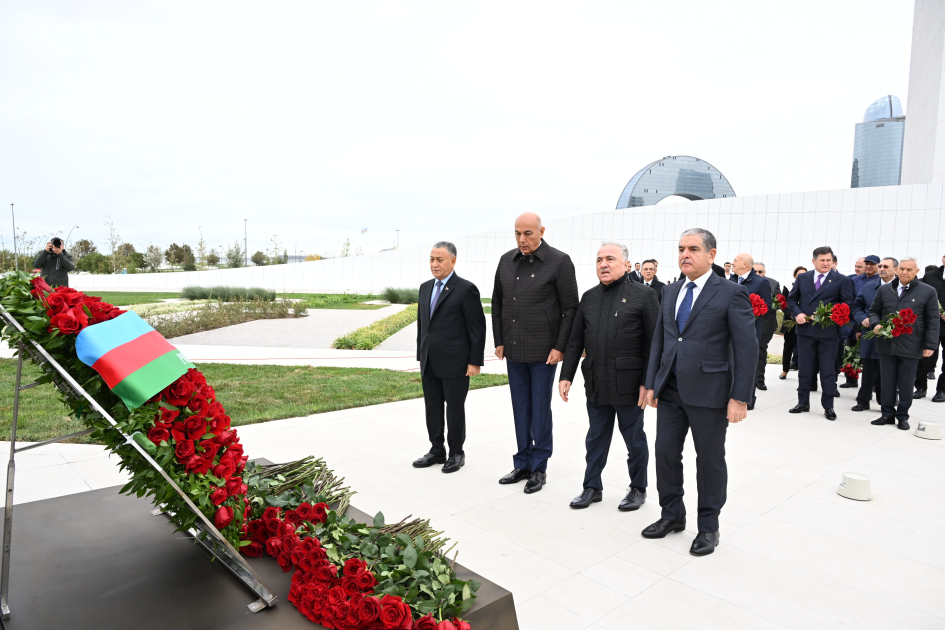 Azerbaijani top officials pay tribute at Victory Park Memorial on Remembrance Day (PHOTO)