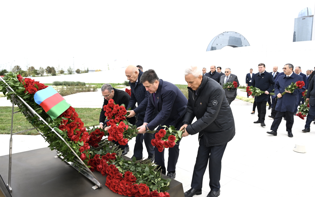 Azerbaijani top officials pay tribute at Victory Park Memorial on Remembrance Day (PHOTO)