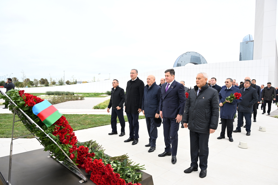 Azerbaijani top officials pay tribute at Victory Park Memorial on Remembrance Day (PHOTO)