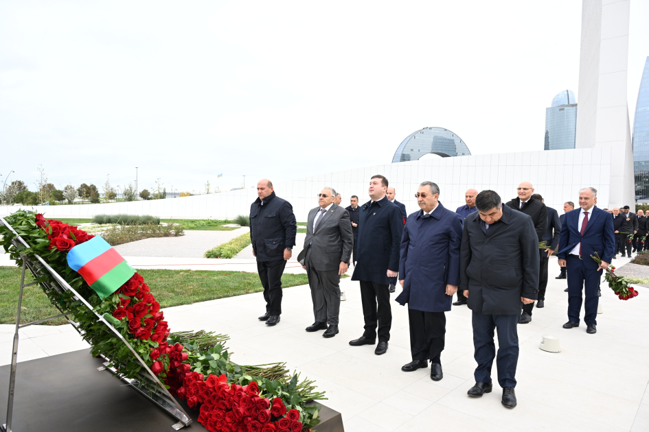 Azerbaijani top officials pay tribute at Victory Park Memorial on Remembrance Day (PHOTO)