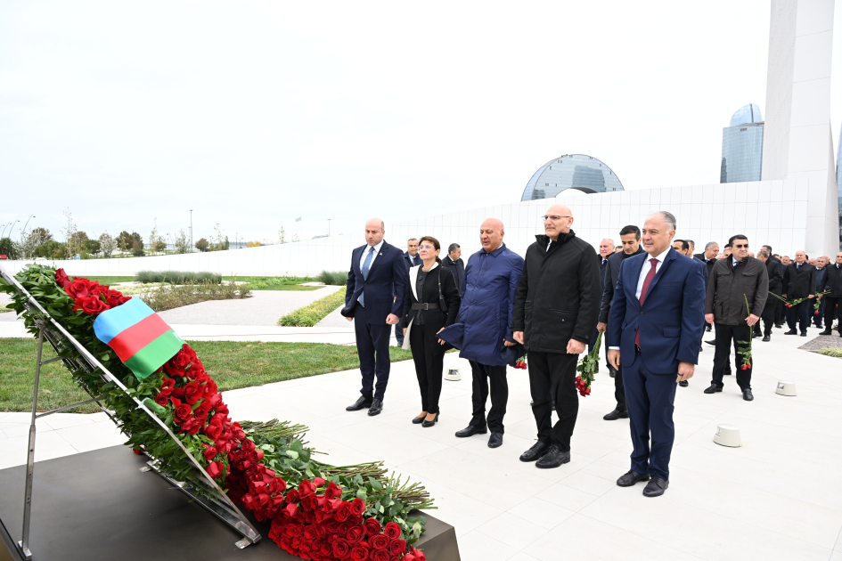 Azerbaijani top officials pay tribute at Victory Park Memorial on Remembrance Day (PHOTO)
