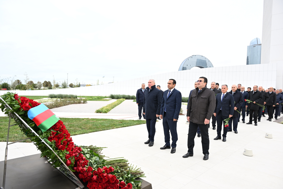 Azerbaijani top officials pay tribute at Victory Park Memorial on Remembrance Day (PHOTO)
