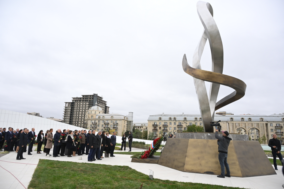 Azerbaijani top officials pay tribute at Victory Park Memorial on Remembrance Day (PHOTO)
