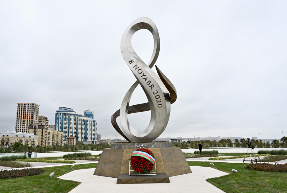 Azerbaijani top officials pay tribute at Victory Park Memorial on Remembrance Day (PHOTO)