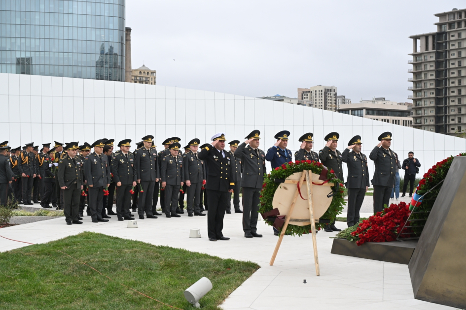 Azerbaijani top officials pay tribute at Victory Park Memorial on Remembrance Day (PHOTO)