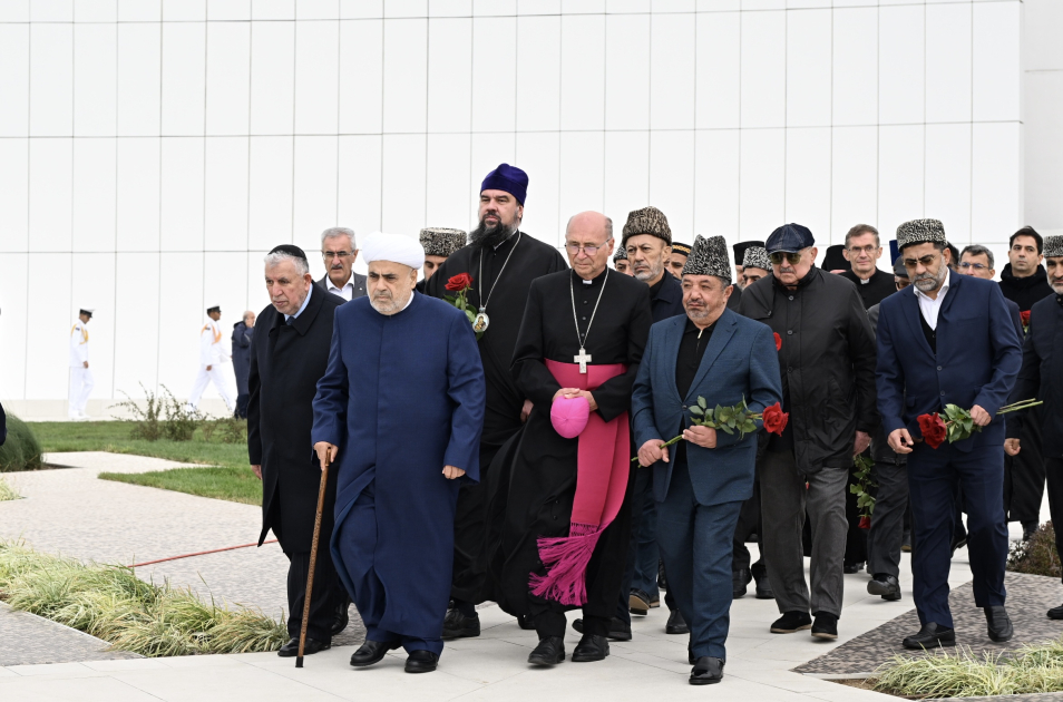 Azerbaijani top officials pay tribute at Victory Park Memorial on Remembrance Day (PHOTO)