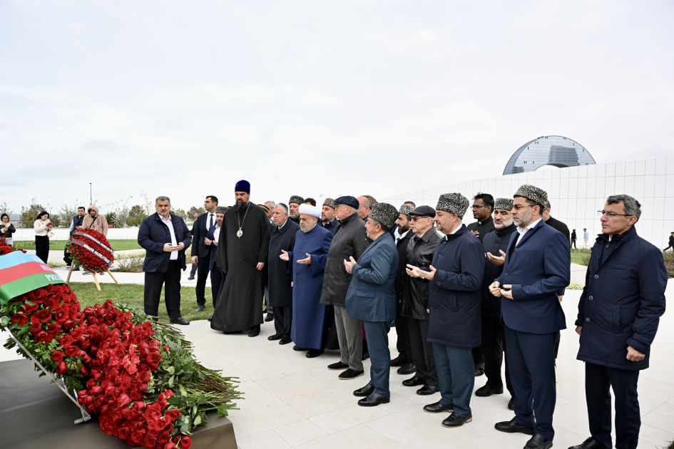 Azerbaijani top officials pay tribute at Victory Park Memorial on Remembrance Day (PHOTO)