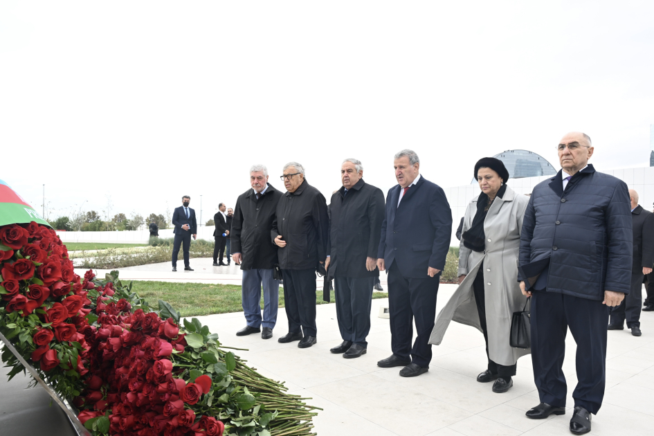 Azerbaijani top officials pay tribute at Victory Park Memorial on Remembrance Day (PHOTO/VIDEO)