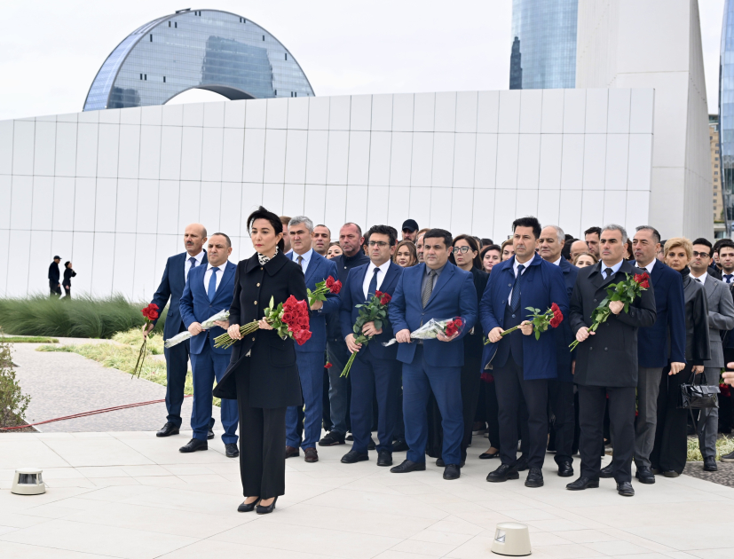 Azerbaijani top officials pay tribute at Victory Park Memorial on Remembrance Day (PHOTO/VIDEO)