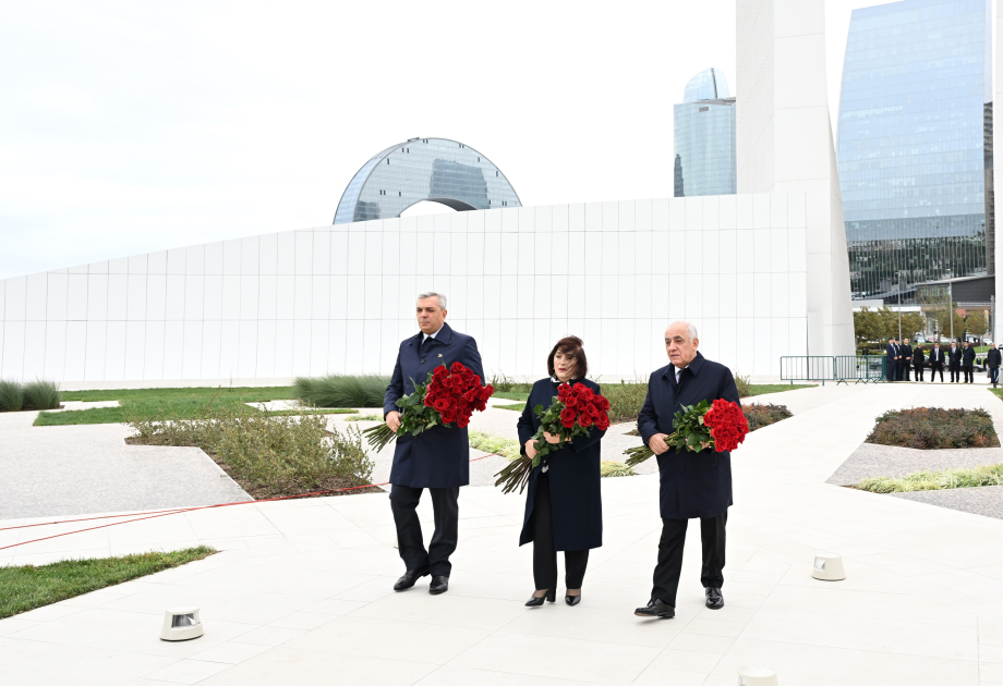 Azerbaijani top officials pay tribute at Victory Park Memorial on Remembrance Day (PHOTO)