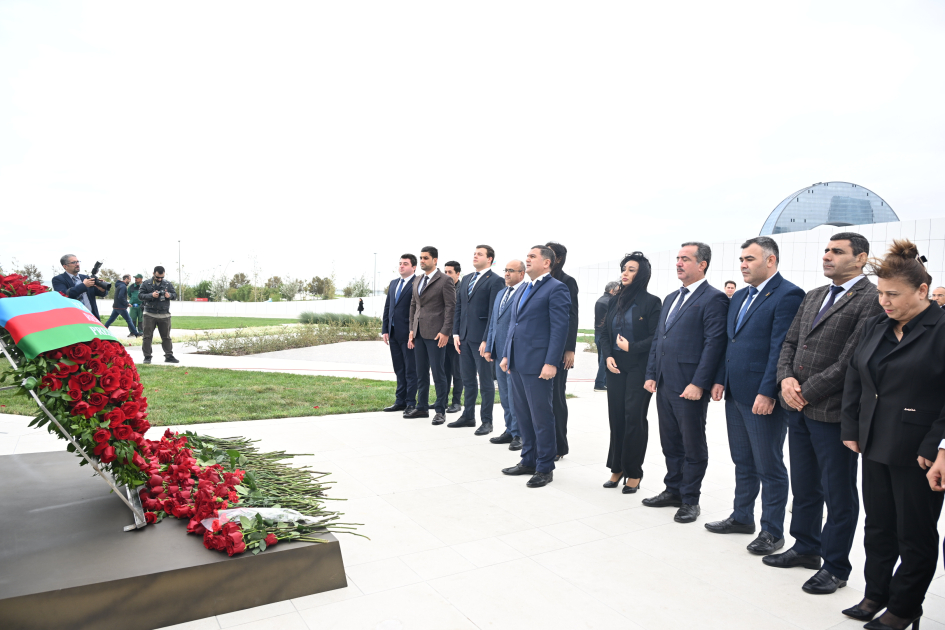Azerbaijani top officials pay tribute at Victory Park Memorial on Remembrance Day (PHOTO/VIDEO)