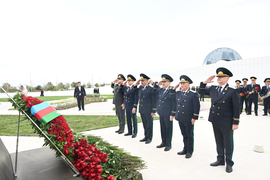 Azerbaijani top officials pay tribute at Victory Park Memorial on Remembrance Day (PHOTO/VIDEO)