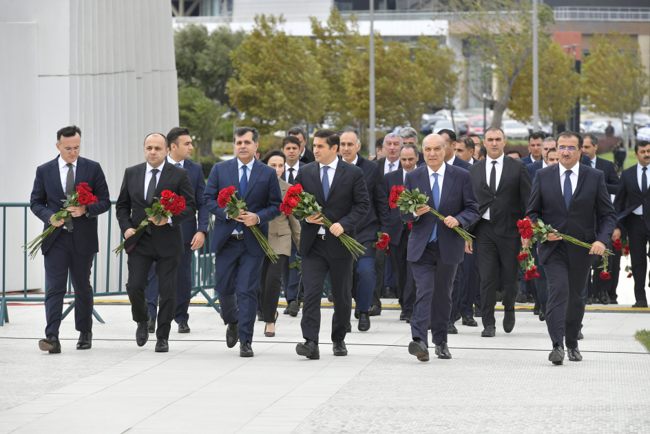 Azerbaijani top officials pay tribute at Victory Park Memorial on Remembrance Day (PHOTO/VIDEO)