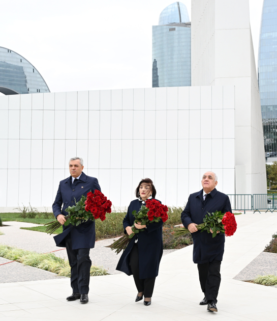 Azerbaijani top officials pay tribute at Victory Park Memorial on Remembrance Day (PHOTO)