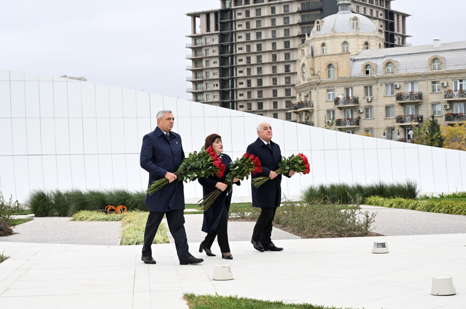 Azerbaijani top officials pay tribute at Victory Park Memorial on Remembrance Day (PHOTO)