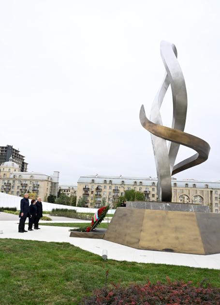 Azerbaijani top officials pay tribute at Victory Park Memorial on Remembrance Day (PHOTO)