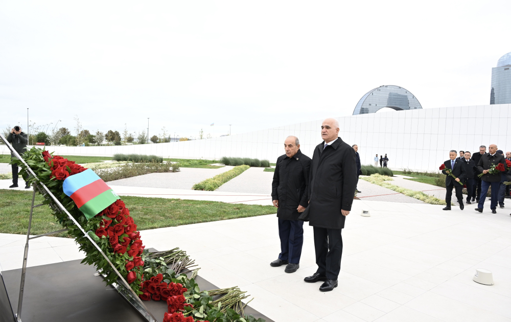 Azerbaijani top officials pay tribute at Victory Park Memorial on Remembrance Day (PHOTO)