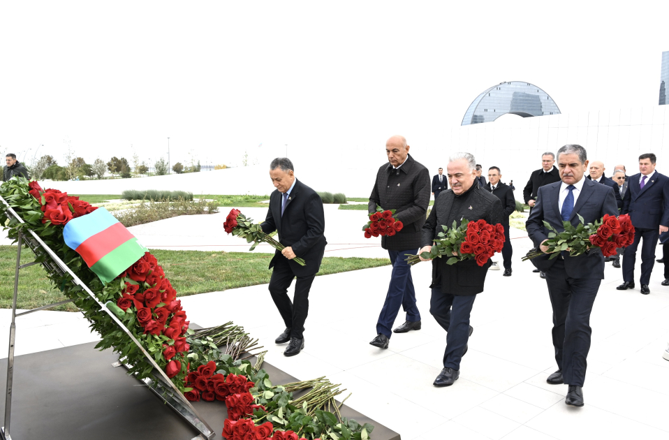 Azerbaijani top officials pay tribute at Victory Park Memorial on Remembrance Day (PHOTO)