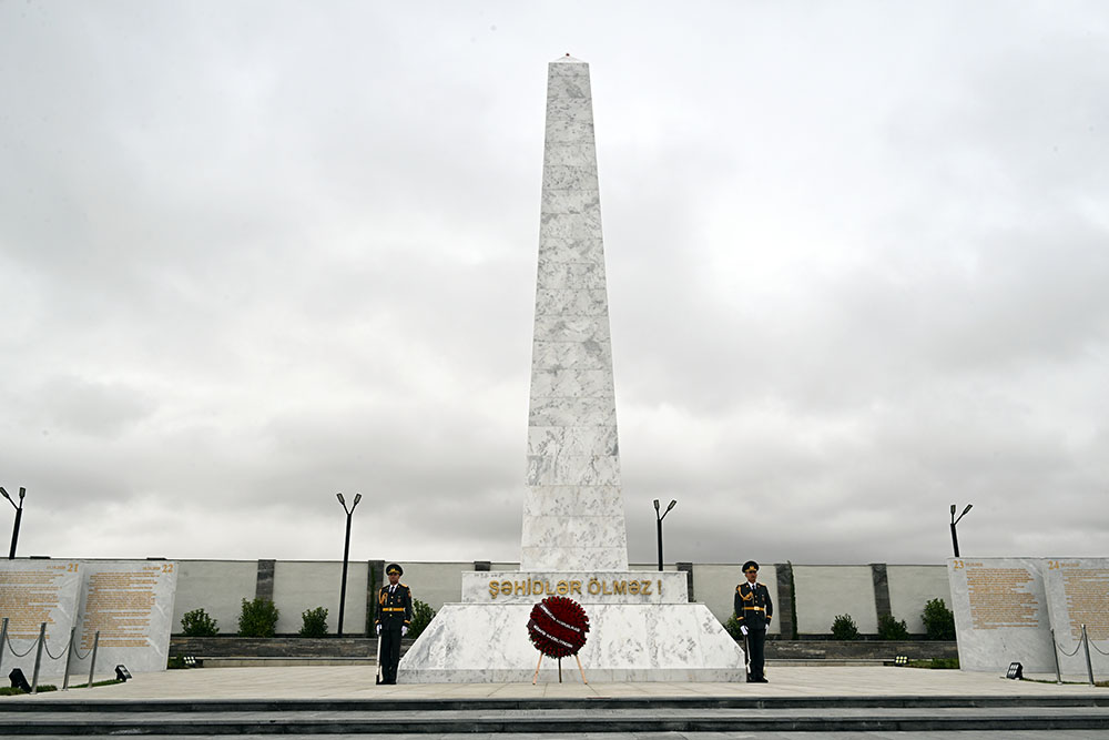 Azerbaijan Ministry of Defense staff honors memory of martyrs (PHOTO)