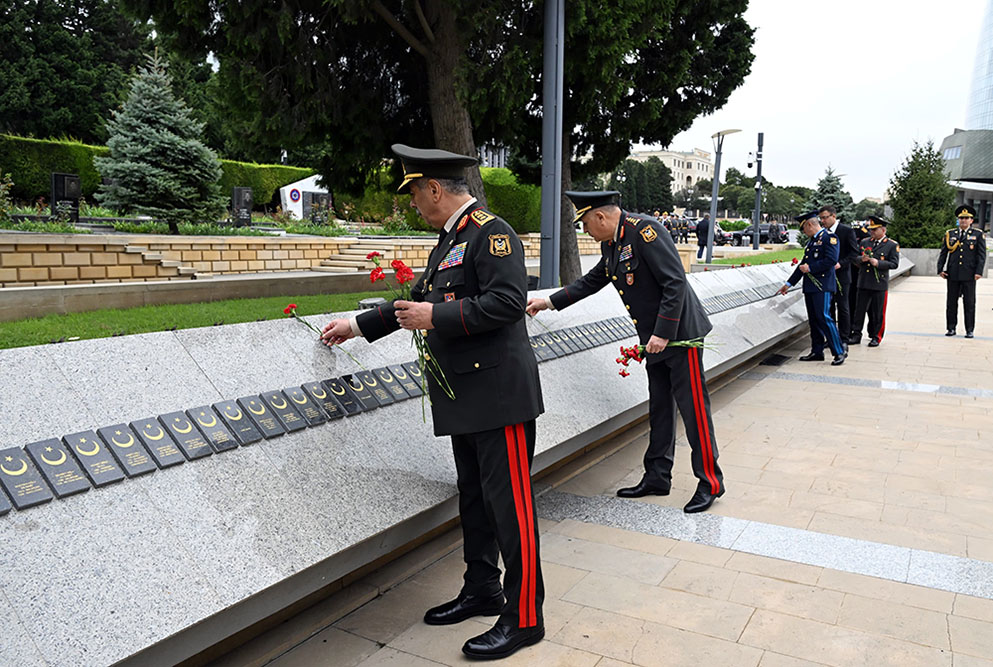 Azerbaijan Ministry of Defense staff honors memory of martyrs (PHOTO)